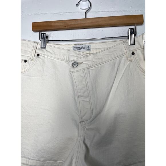 NEW Abercrombie & Fitch Womens 90s Relaxed Cutoff Short High Rise 36/22 - Picture 3 of 7